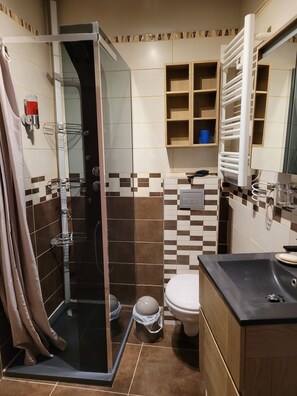 Dusche, Haartrockner, Handtücher, Seife