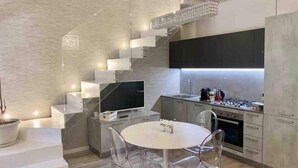 Deluxe Apartment | Living area | 24-inch LED TV with cable channels, TV - Residenza CasaNova (Venice)