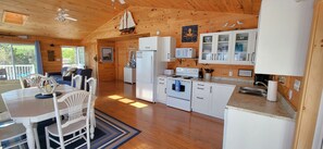 Fridge, microwave, oven, stovetop - Water View Cottage With A/C In Quiet Location, Close To Amazing Beaches (Kensington)