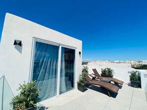 Panoramic Studio Suite | Minibar, in-room safe, individually decorated, individually furnished - Cinematique (Mosta)