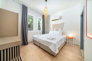 Economy tweepersoonskamer | Een minibar, een bureau, een laptopwerkplek, een strijkplank/strijkijzer