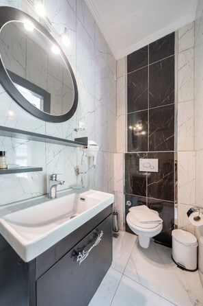 Habitació doble panoràmica | Bany | Dutxa i articles de tocador respectuosos amb el medi ambient 