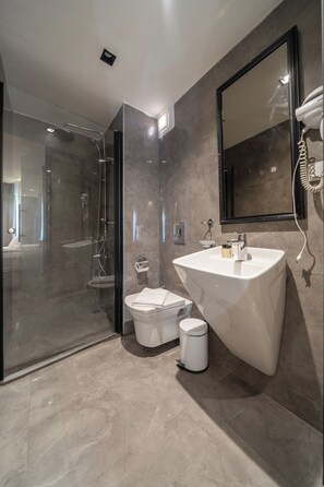 Deluxe kamer, 1 twee- of 2 eenpersoonsbedden | Een minibar, een bureau, een laptopwerkplek, een strijkplank/strijkijzer