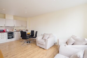 Apartment, 2 Queen Beds | Private kitchen | Fridge, microwave, oven, stovetop - Golden Heights Apartment 6 - 2BR With Parking (Maidstone)