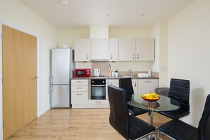 Apartment, 2 Queen Beds | Private kitchen
