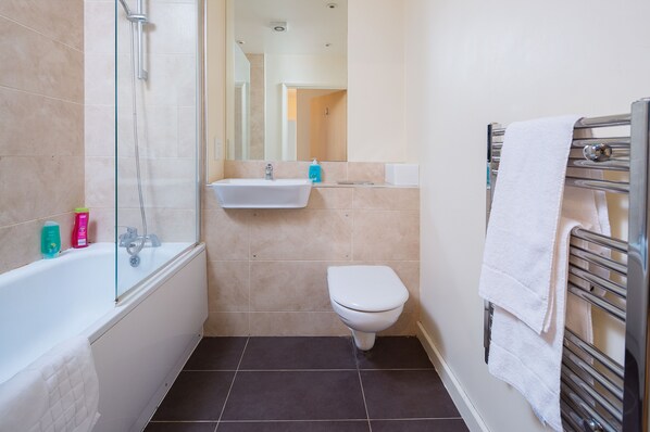 Apartment, 2 Queen Beds | Bathroom