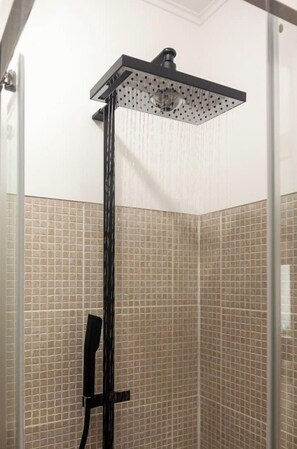 Bathtub, hair dryer, bidet, towels