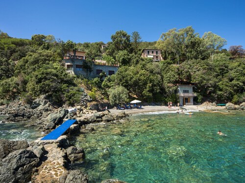 Prestigious beachfront luxury villa with private access to the beach.