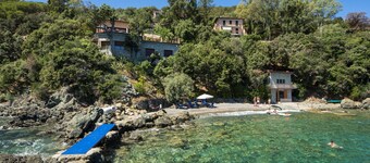 Prestigious beachfront luxury villa with private access to the beach.