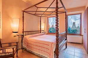 7 bedrooms, WiFi, bed sheets