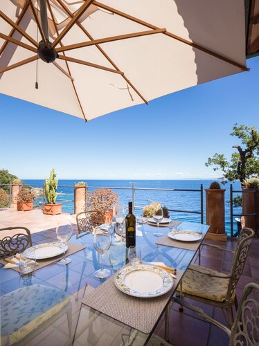 Prestigious beachfront luxury villa with private access to the beach.