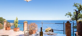 Prestigious beachfront luxury villa with private access to the beach.