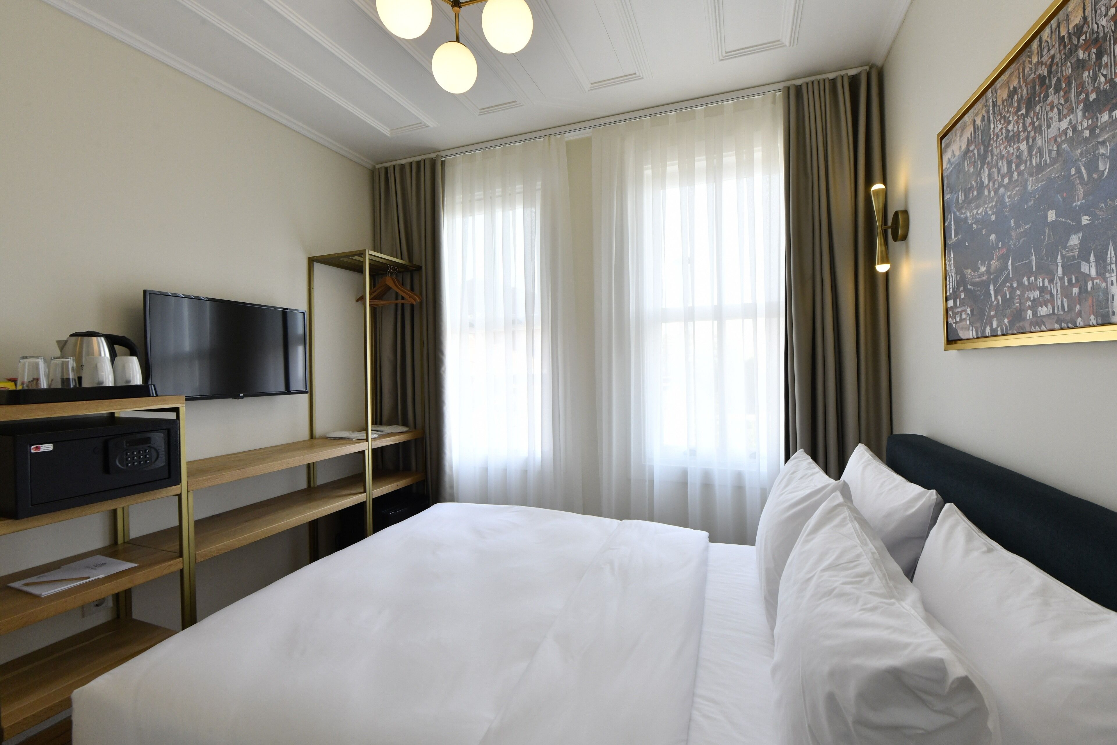 standard single room | minibar, in-room safe, blackout curtains, iron/ironing board