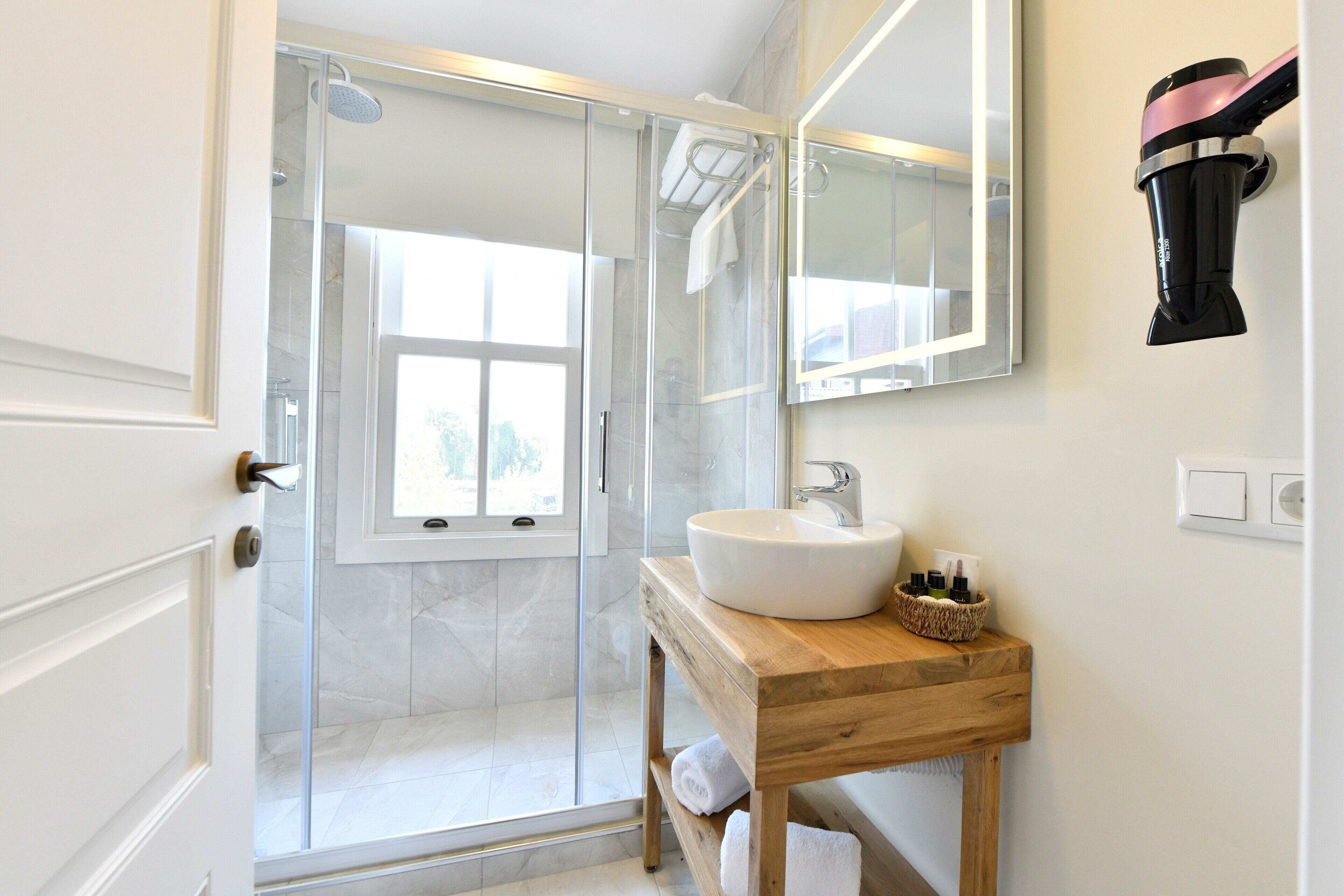 standard double or twin room | bathroom | shower, rainfall showerhead, free toiletries, hair dryer