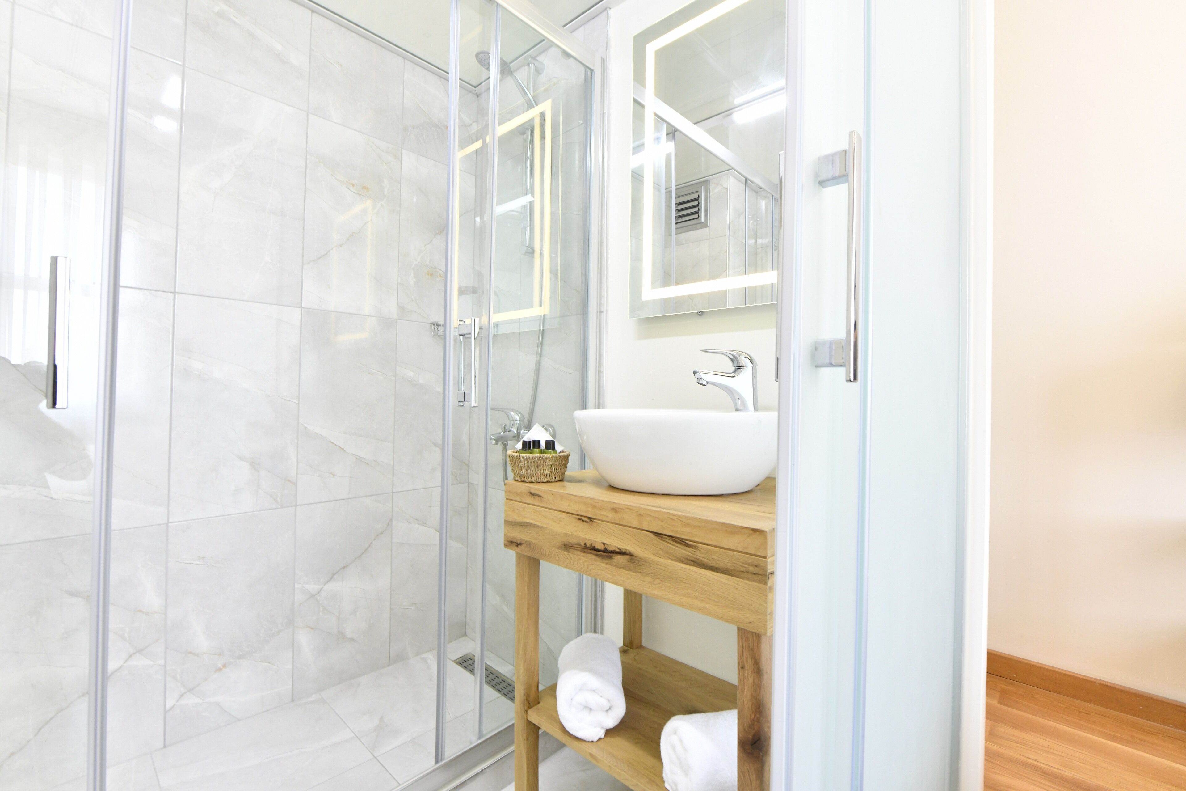 standard single room | bathroom | shower, rainfall showerhead, free toiletries, hair dryer