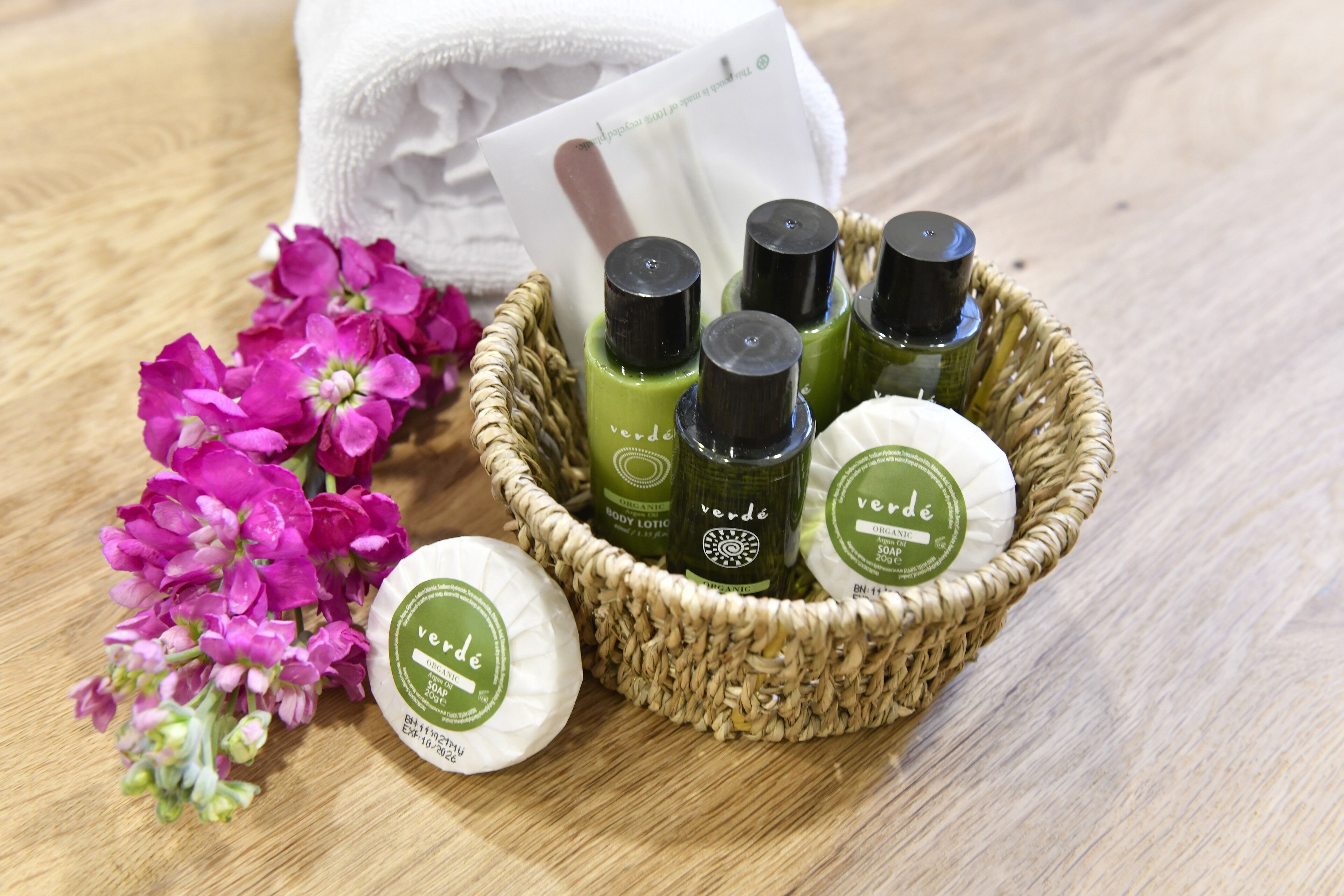 shower, rainfall showerhead, free toiletries, hair dryer