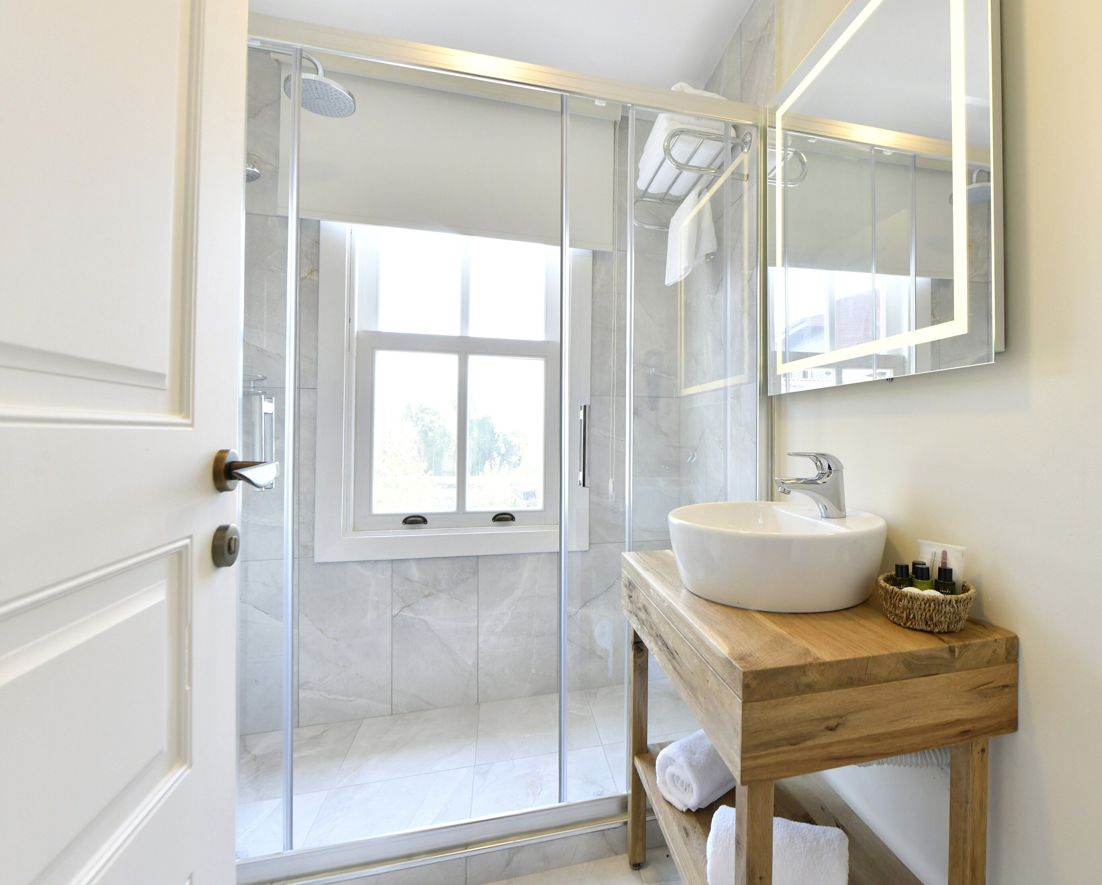 standard double or twin room | bathroom | shower, rainfall showerhead, free toiletries, hair dryer