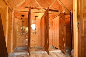 Dusj, hårføner, håndklær og såpe