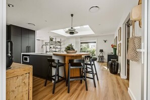 Fridge, microwave, oven, stovetop - Dunes on Sandy Wha Su (Gerringong)