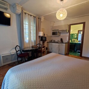 Iron/ironing board, WiFi, bed sheets
