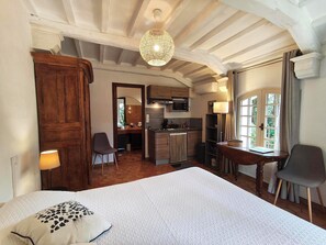 Iron/ironing board, WiFi, bed sheets