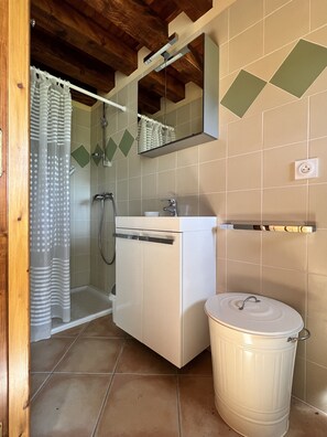 Dusche, Handtücher, Toilettenpapier