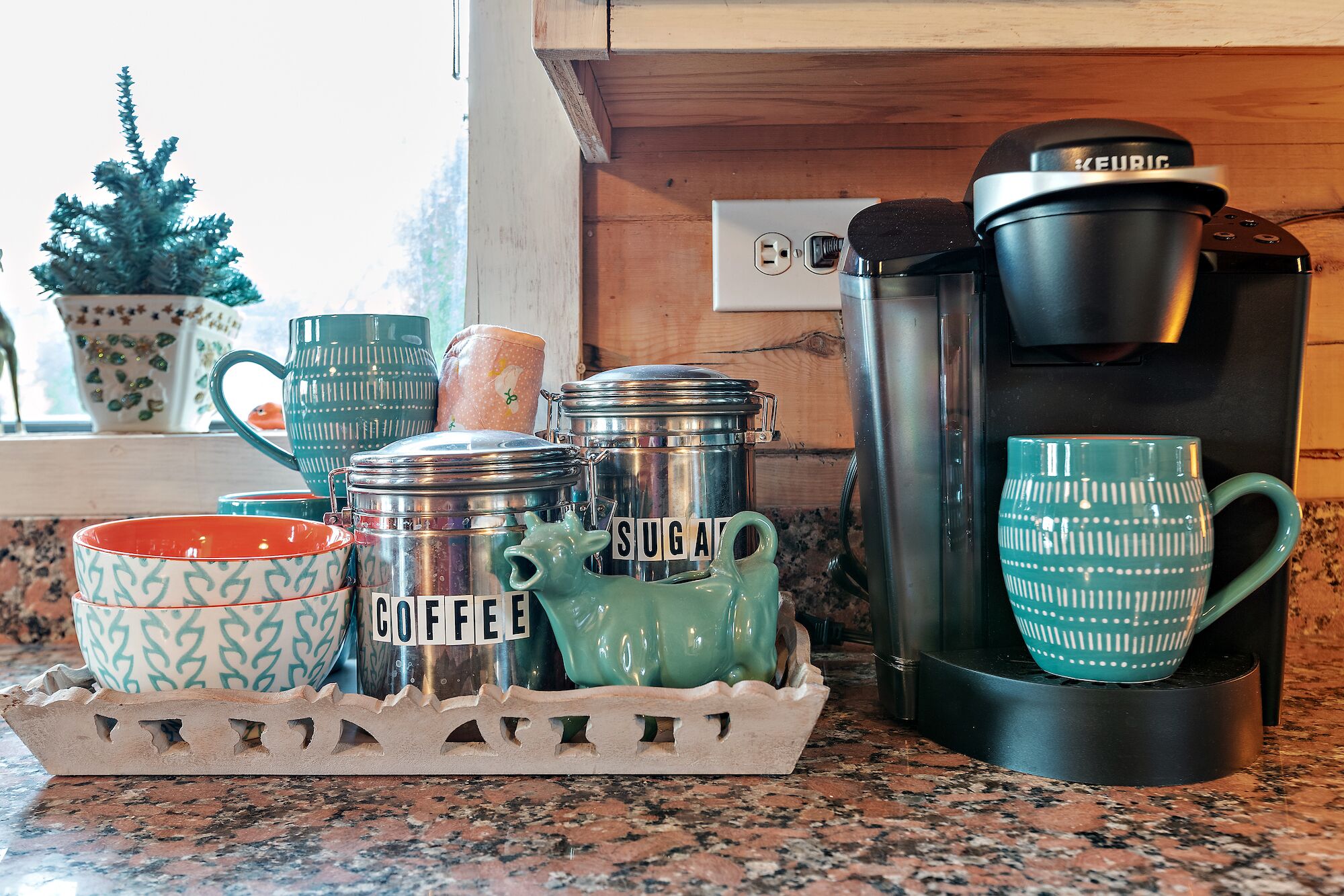 Authentic log cabin! 15min from downtown. Sleeps 4