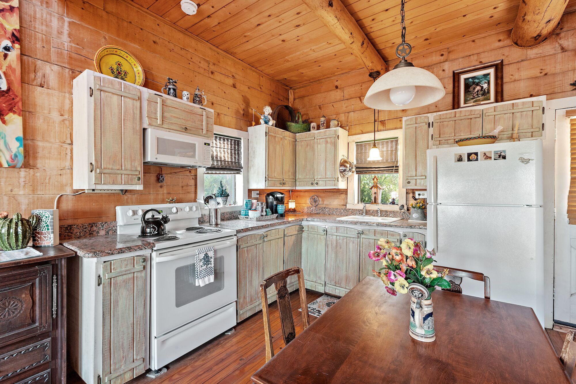 Authentic log cabin! 15min from downtown. Sleeps 4