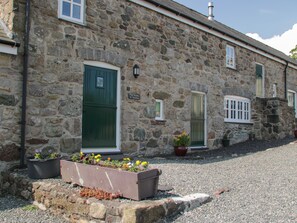Cottage | Front of property - No 2 The Stables (Llangefni)