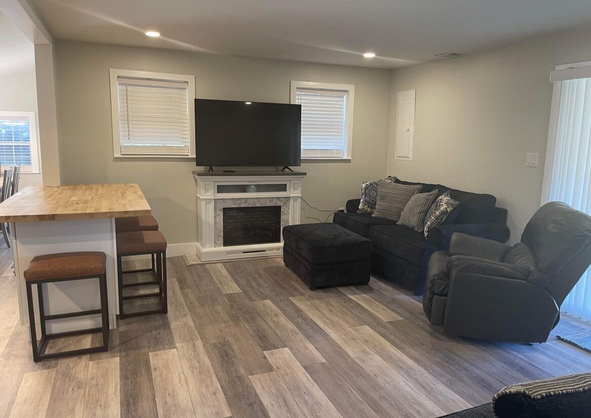 Beautiful mountain rock cabin with 47 acres of private walking trails to enjoy 