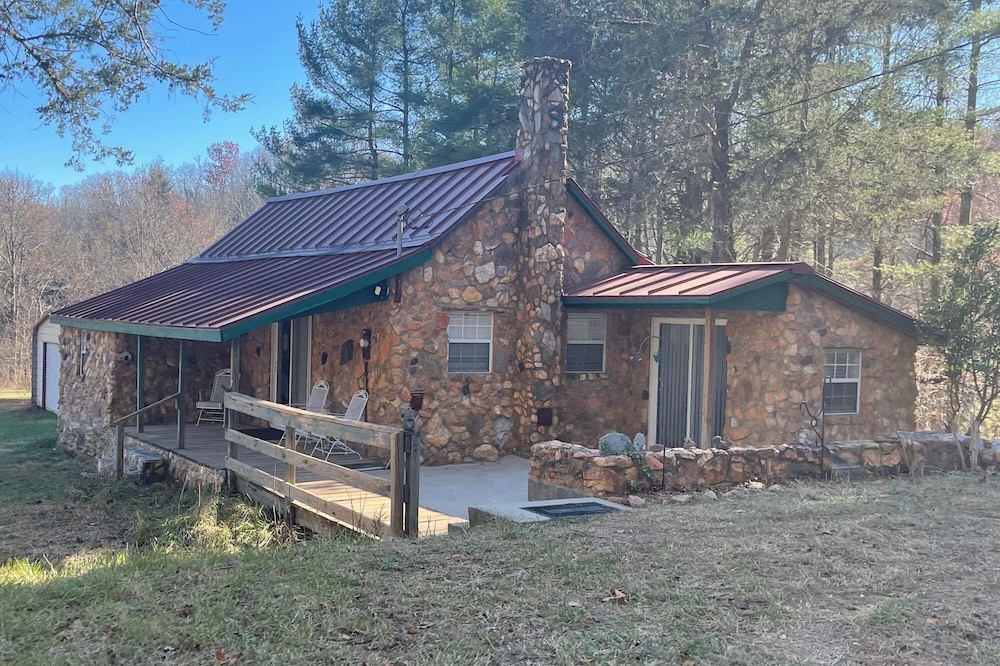 Beautiful mountain rock cabin with 47 acres of private walking trails to enjoy
