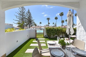 Outdoor dining - Bungalow Santa Barbara EMC2 by VillaGranCanaria (Playa del Ingles)