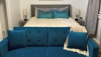 1 dormitorio, tabla de planchar con plancha, wifi y ropa de cama