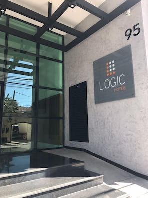 Vista frontal de la propiedad