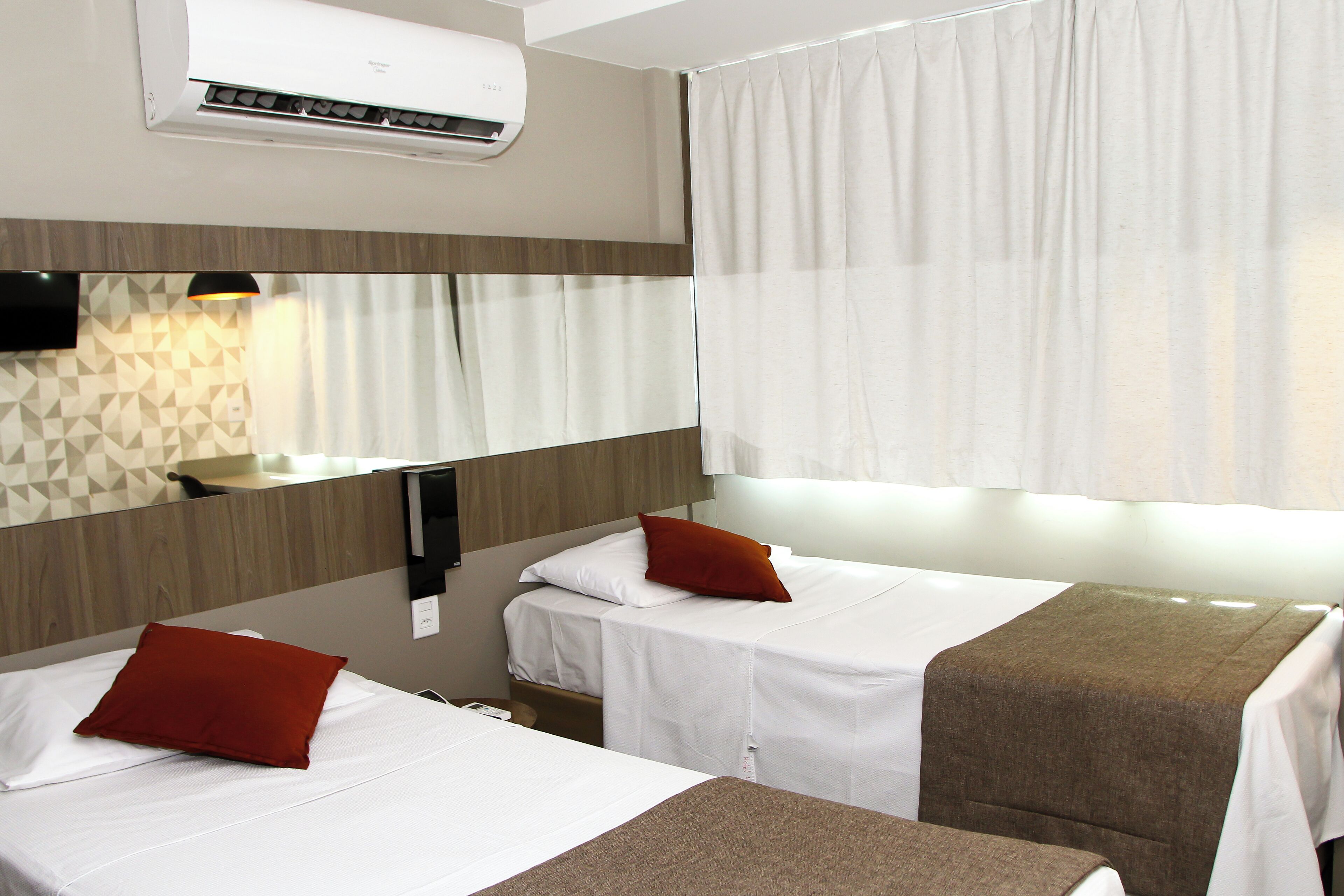 Ylelliset vuodevaatteet, minibaari, tallelokero huoneessa