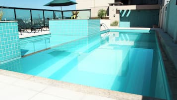 Kolam renang indoor, dengan payung kolam renang dan kursi berjemur