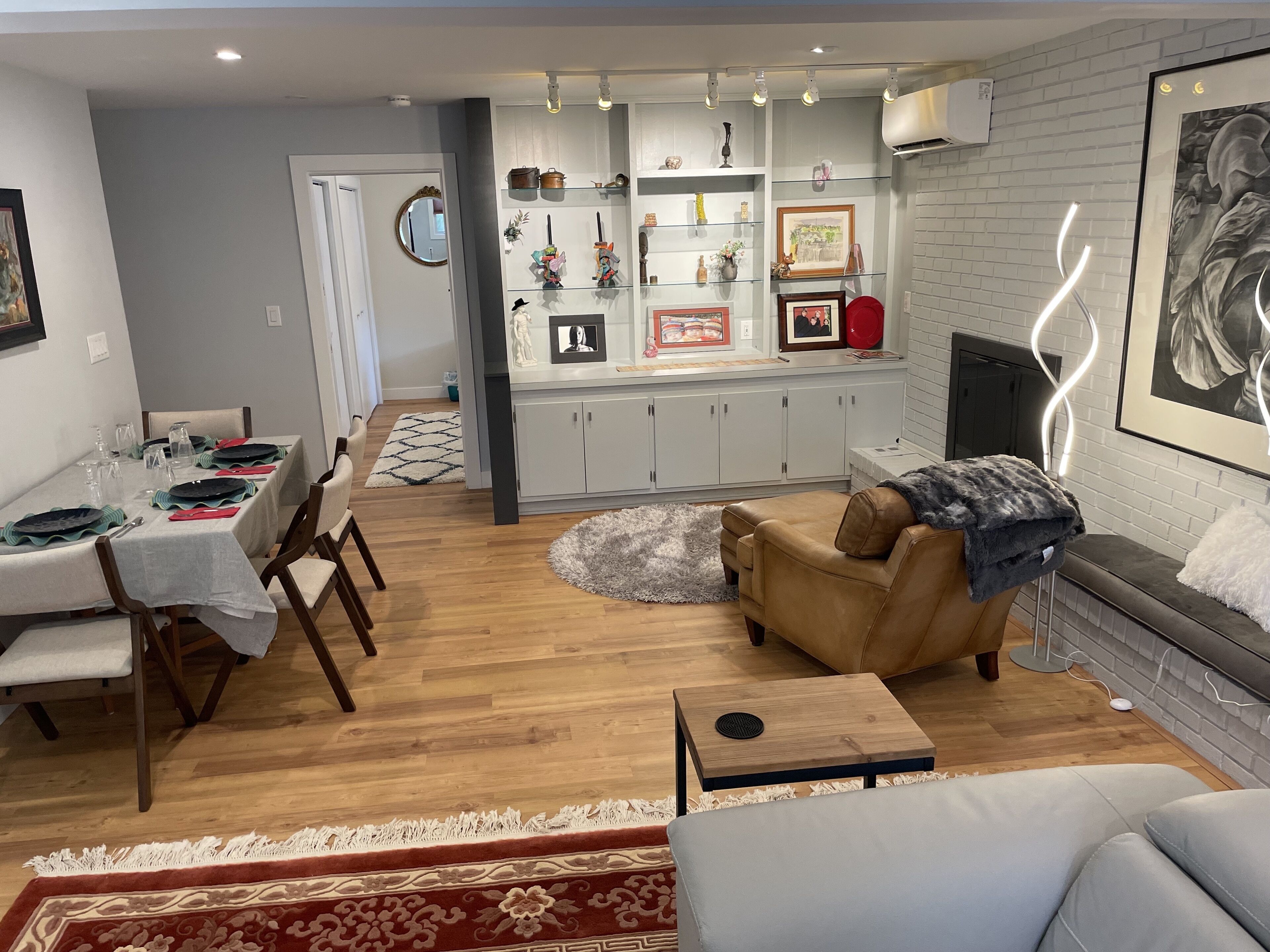 Beautiful Modern 2 Bedroom (with option for 5 BDRM)