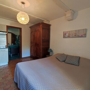 Iron/ironing board, bed sheets