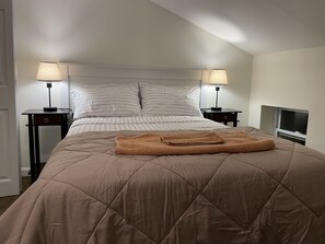 Family House | 4 bedrooms, in-room safe, iron/ironing board, free WiFi - Entire Home - Work From Home Ready (Baltimore)