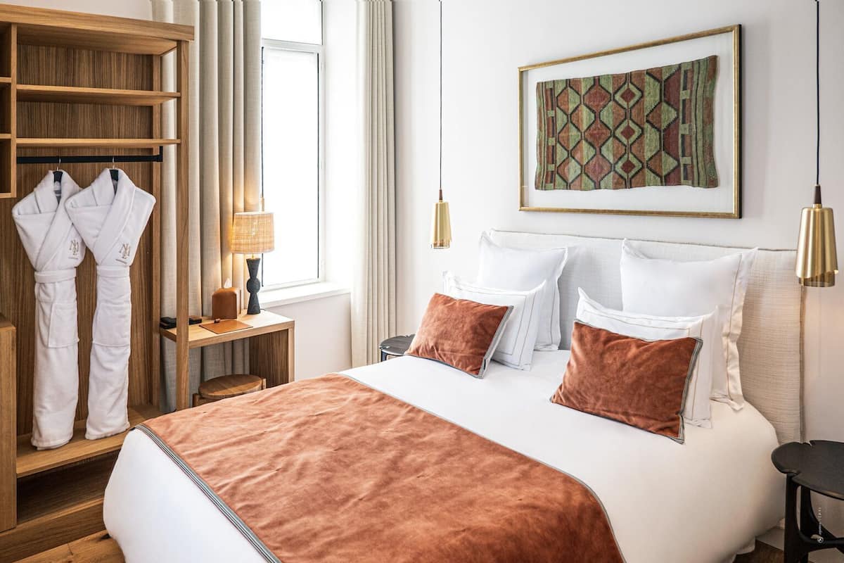 Down comforters, pillowtop beds, minibar, in-room safe