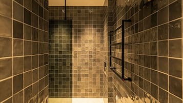 Suite | Badezimmer | Dusche, Haartrockner, Bademäntel, Hausschuhe