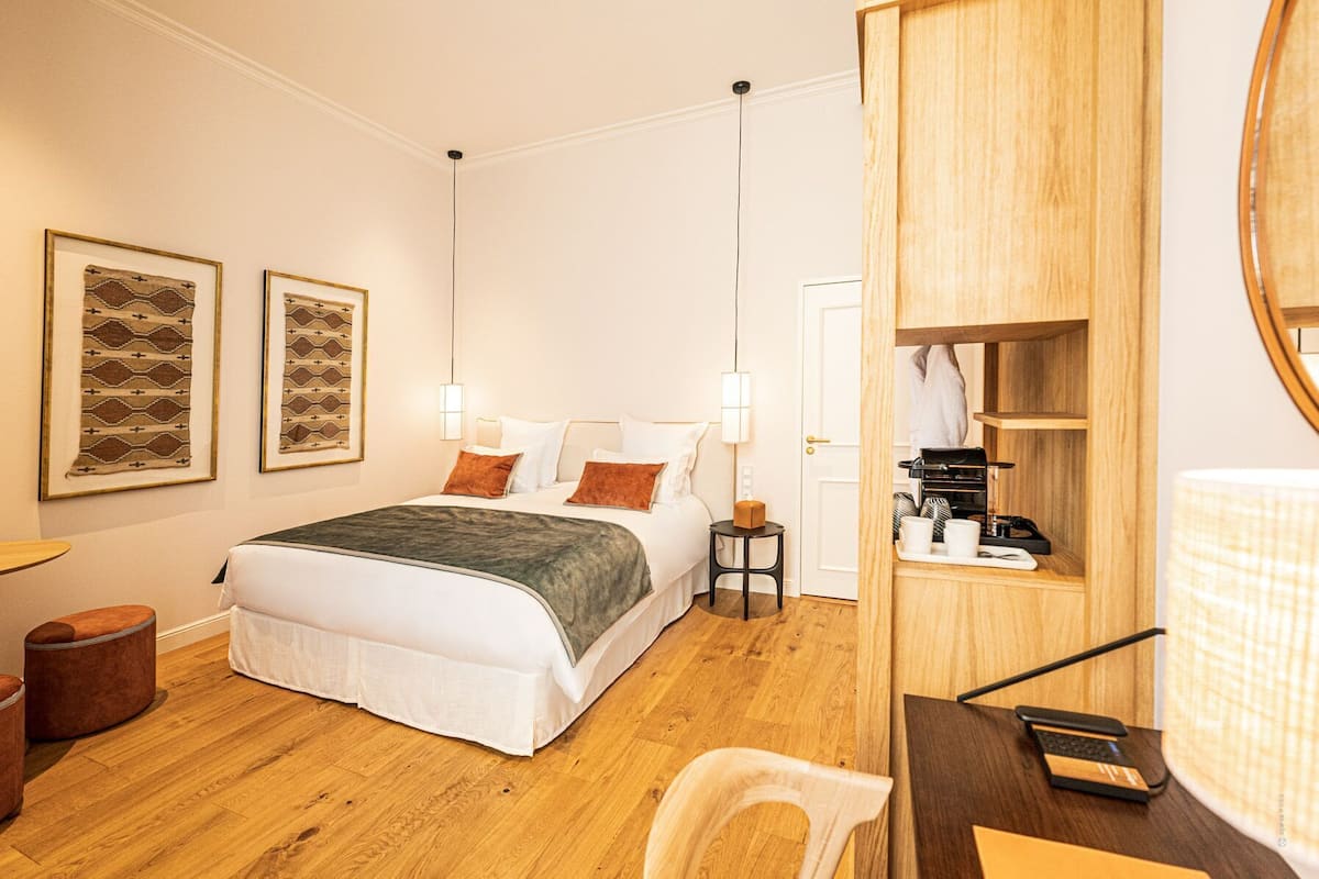 Down comforters, pillowtop beds, minibar, in-room safe