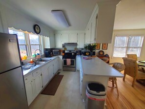 Fridge, oven, stovetop, coffee/tea maker