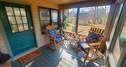 Palm Lake Cottage: 5-Star Country Comfort