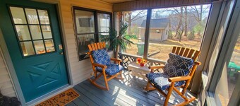 Palm Lake Cottage: 5-Star Country Comfort