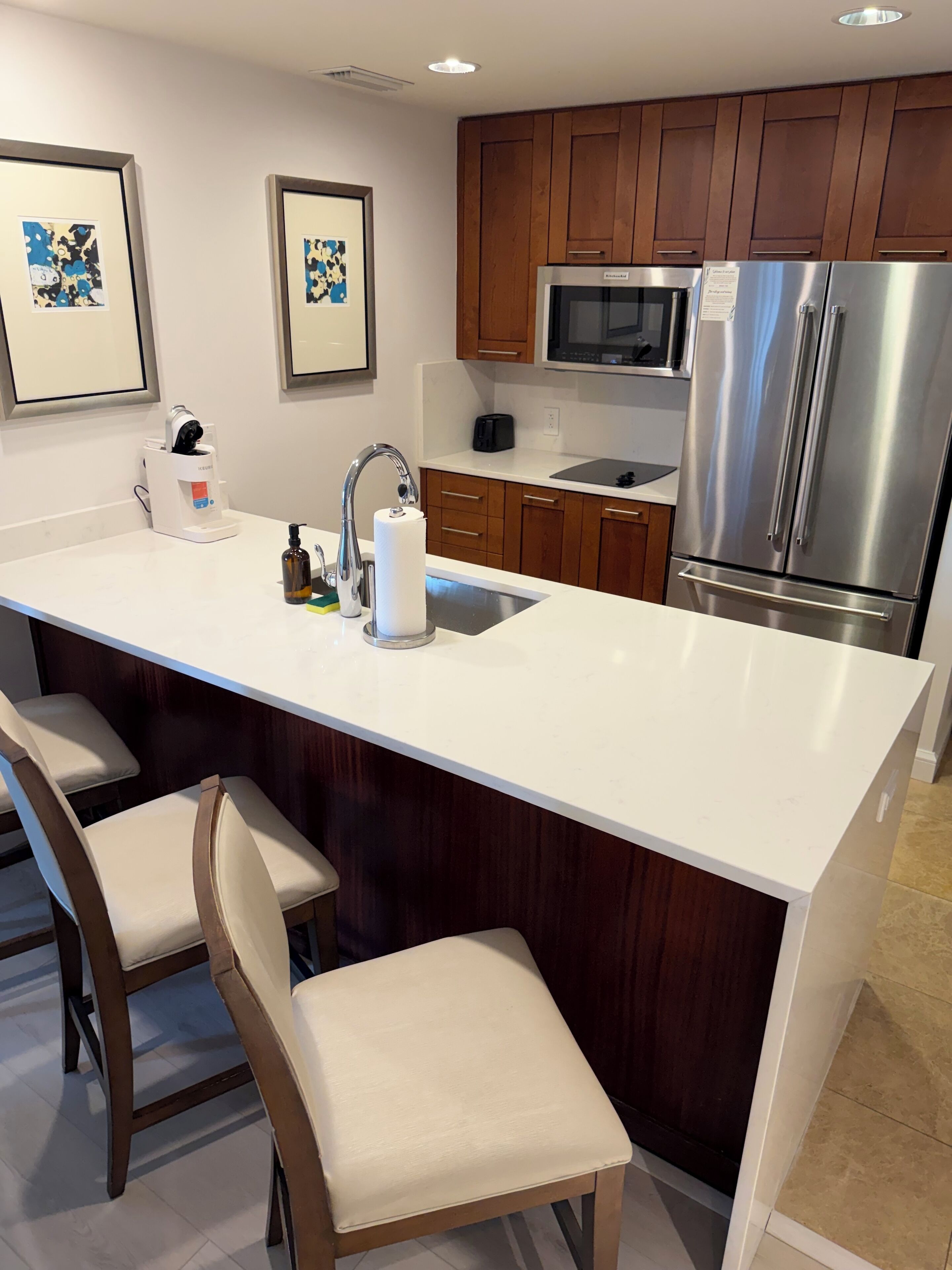 Réfrigérateur, micro-ondes, plaque de cuisson, lave-vaisselle