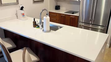 Réfrigérateur, micro-ondes, plaque de cuisson, lave-vaisselle