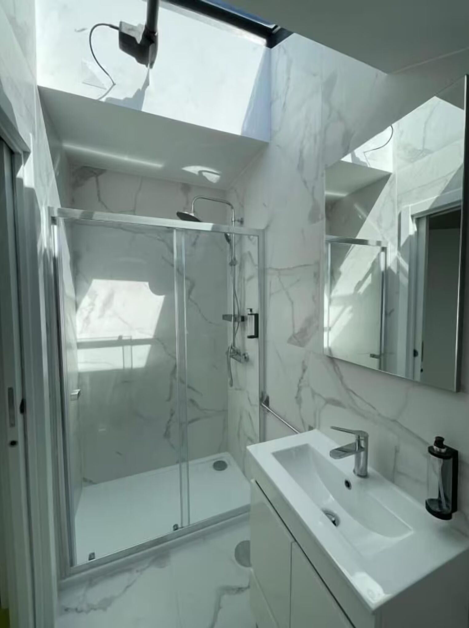 Quarto casal superior | Banheiro | Chuveiro, produtos de toalete grátis, secador de cabelo 