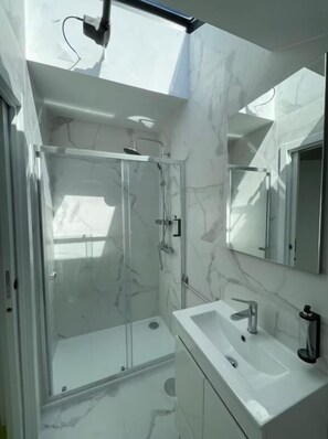 Superior Double Room | Bathroom | Shower, free toiletries, hair dryer, towels - MyStay Porto São Bento (Porto)