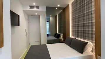 Estudio, balcón | Decoración personalizada y muebles diferentes